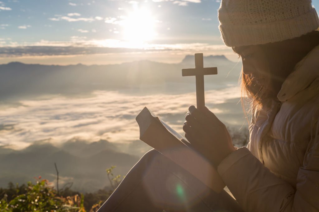 Wome- pray to-God with-the-cross-modern-and-traditional-hymn